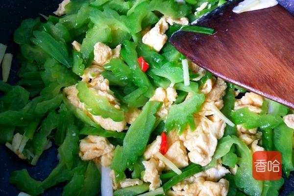 大厨炒苦瓜的做法,炒苦瓜不苦的秘诀