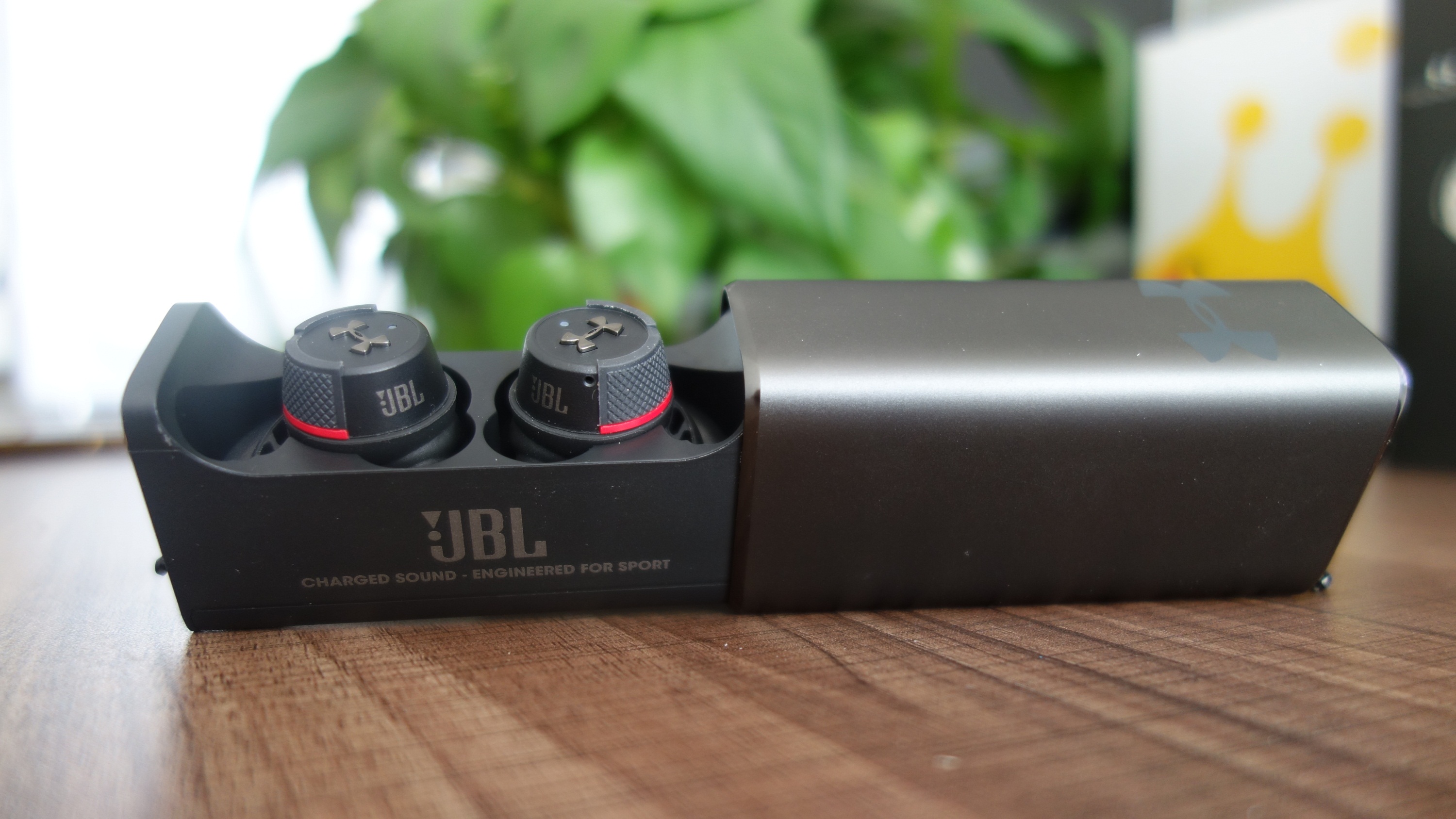 jbl与安德玛联名耳机隐藏功能,jbl安德玛联名耳机和airpods