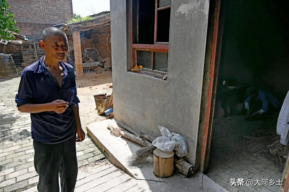 农村夫妻大锅做菜,农村大娘炒辣子鸡