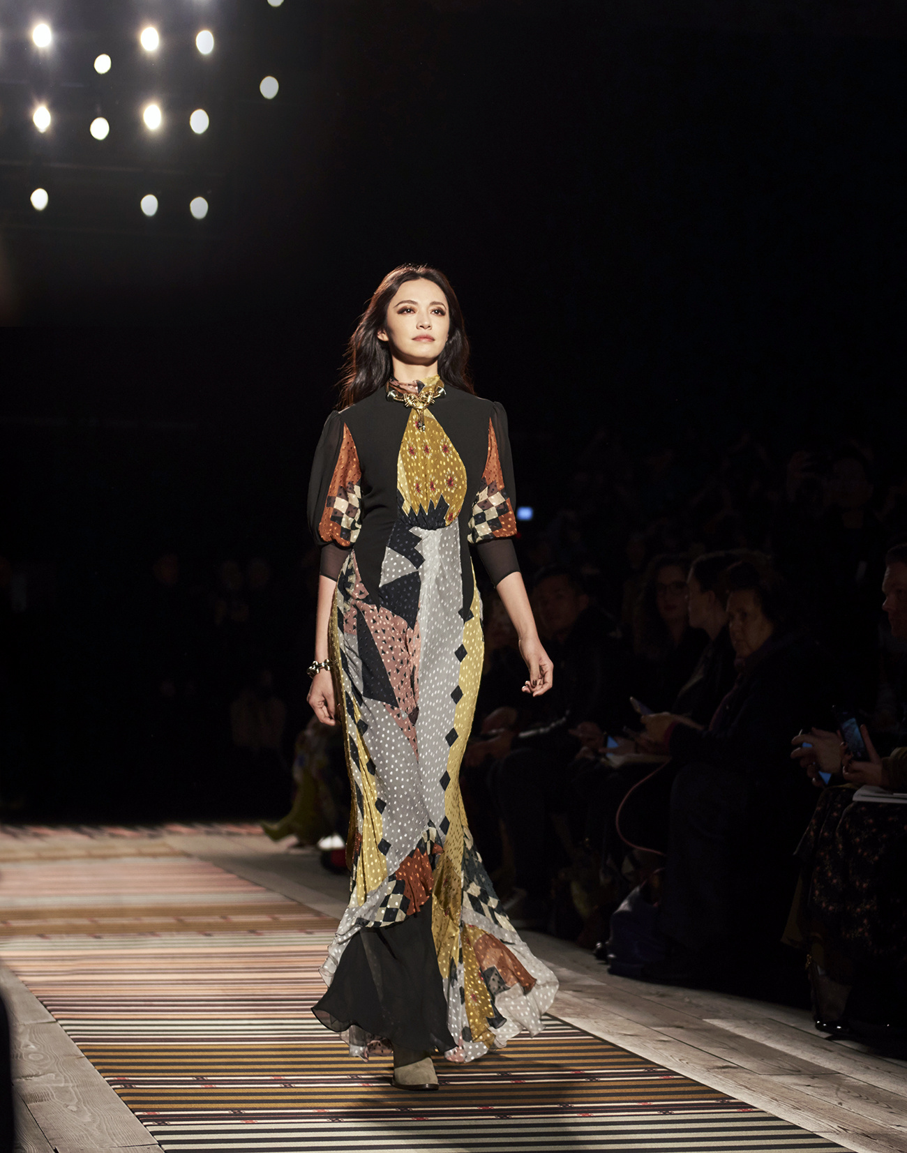 姚晨穿黑白连身裙亮相某活动,姚晨穿搭虽气势凛然