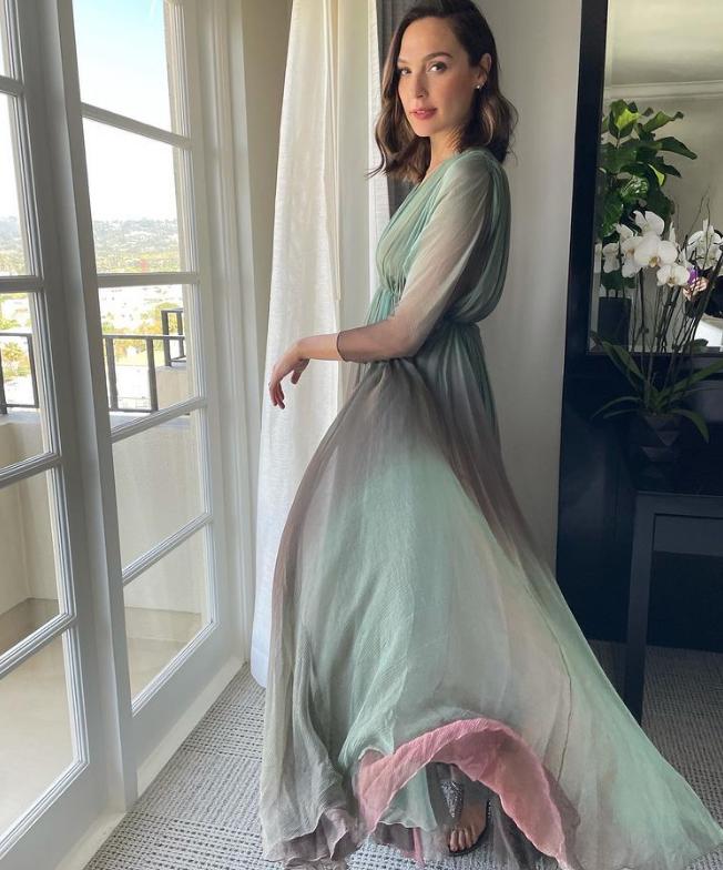 盖尔·加朵19岁选美照,37岁盖尔·加朵罕见晒泳池照