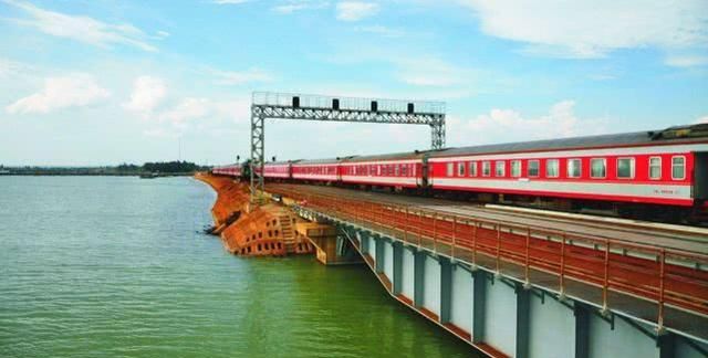 火车到海南岛怎么过海,往海南开的火车是怎样过海的