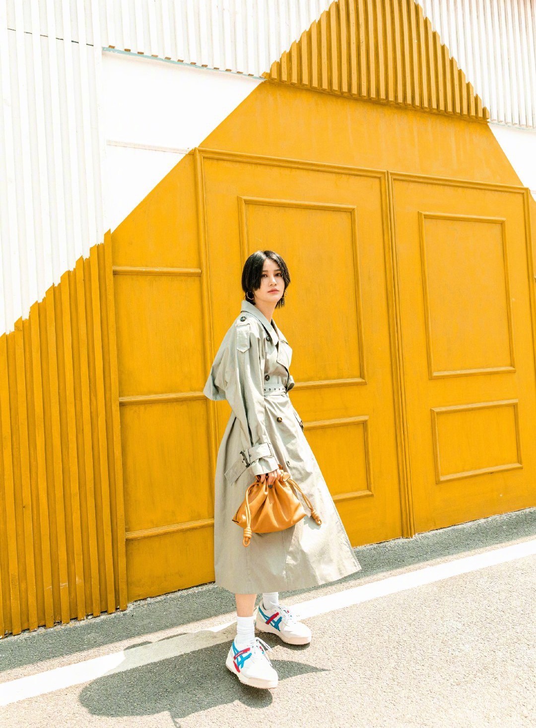 秋季搭风衣穿的鞋子,深蓝色风衣怎么搭配裤子和鞋子