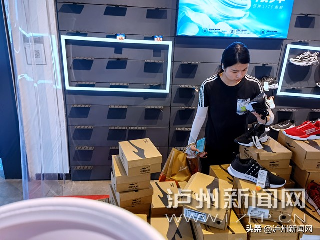 瓒呭競璐墿浜烘疆娑屽姩,甯傛皯閫涜娑堣垂瓒婃潵瓒婂棬