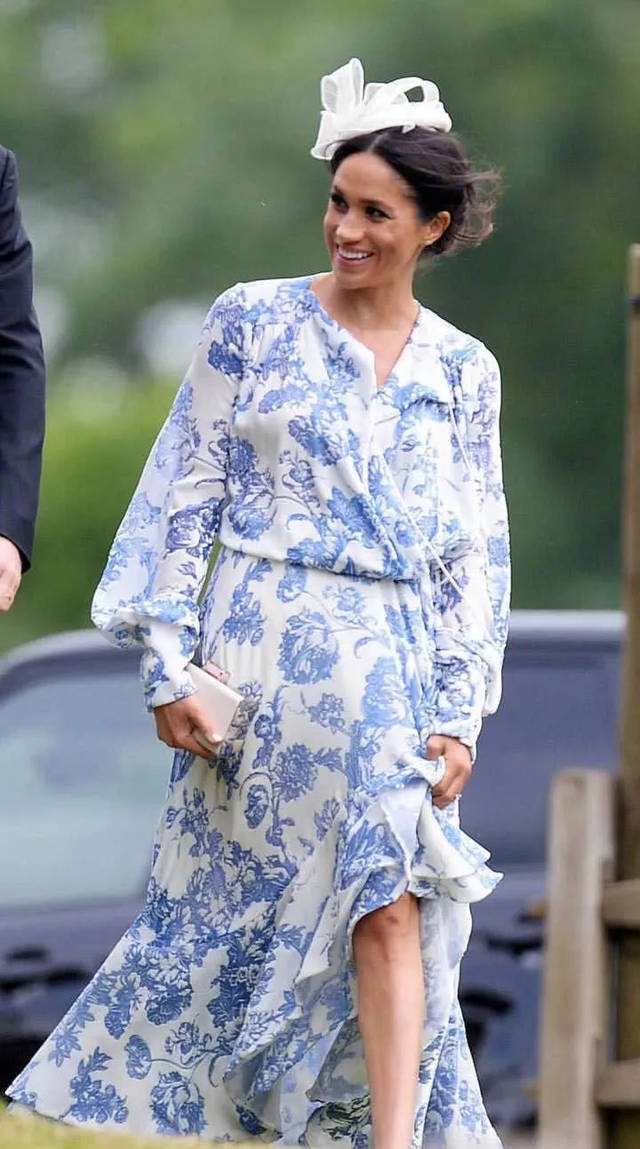 绿色印花裙堪称减龄神器，梅根凯特“抢”着穿，领口太低不避嫌？