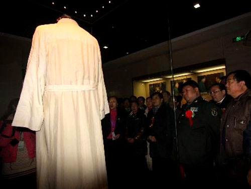 毛主席有多么节俭？一件睡衣穿了20多年，打的补丁有73个