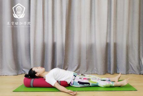 求实瑜伽丨驼背影响美观怎么办?瑜伽理疗来帮忙