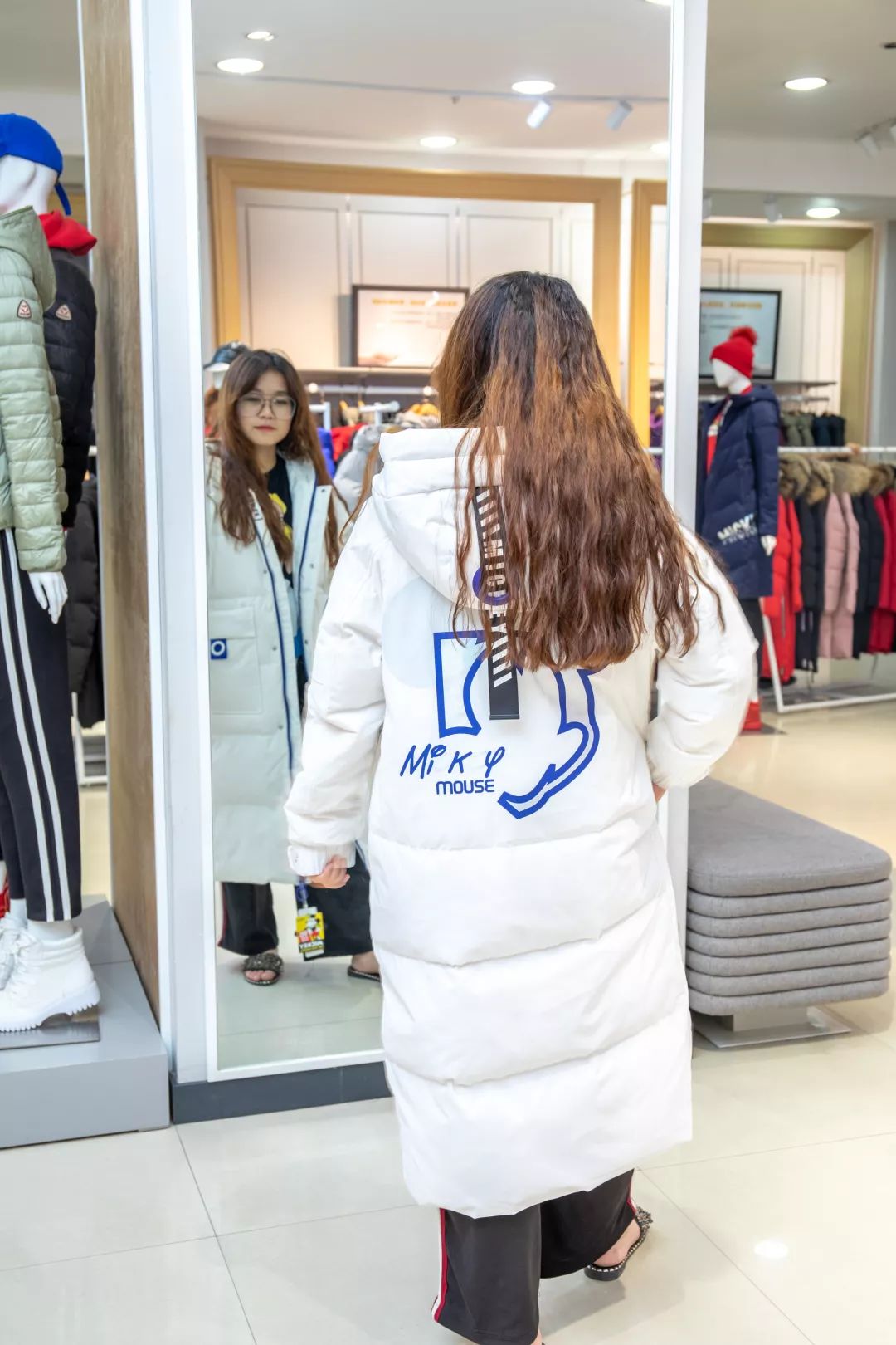 品牌羽绒服低至99元！百货大楼要被搬空了