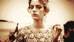 为什么女孩喜欢戴毛衣链,现在女孩子都流行戴什么项链