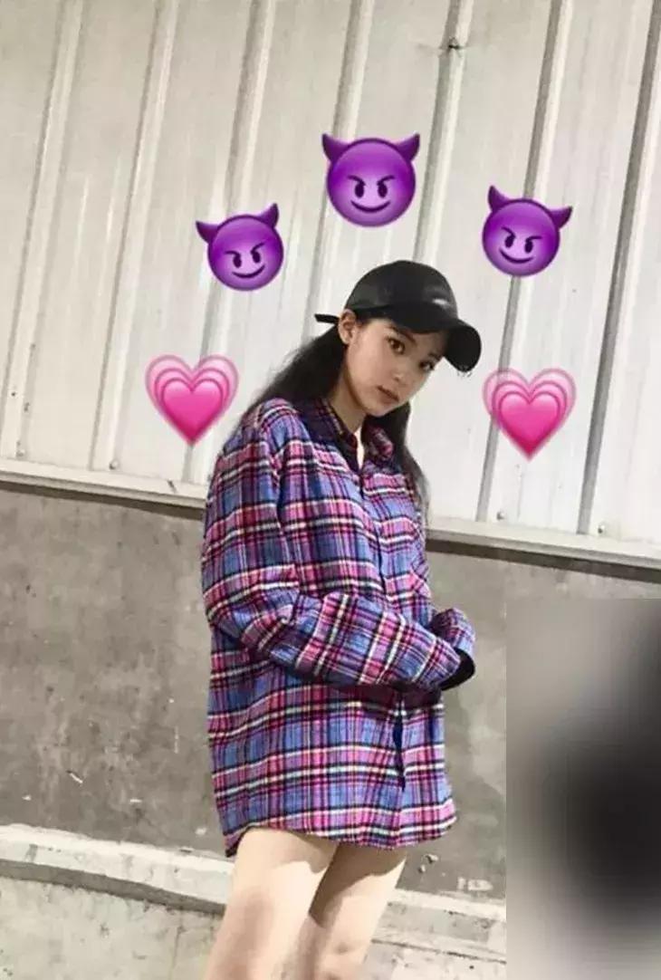 刘雯格纹,刘雯穿格纹衫好看吗