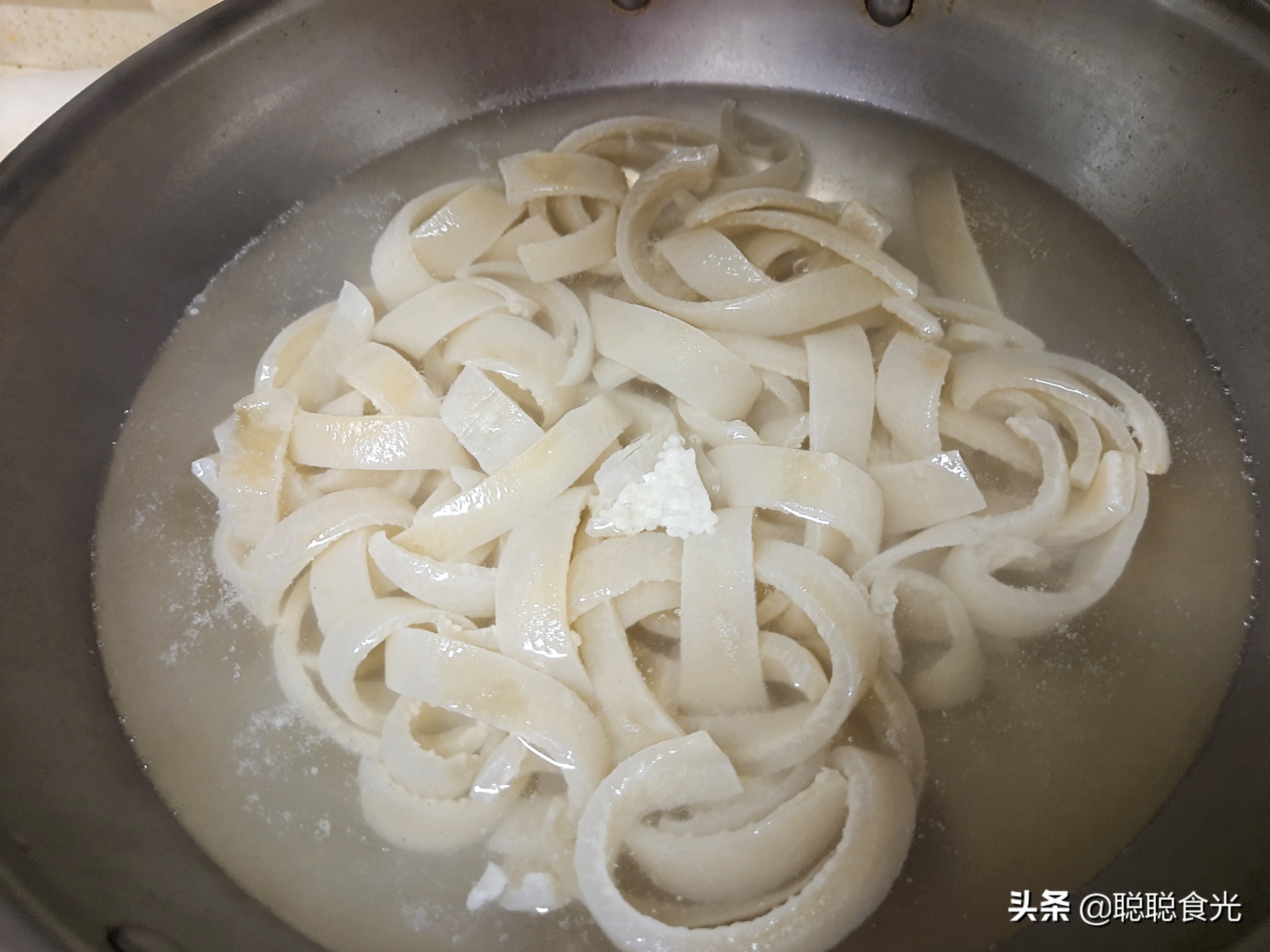 皮冻怎样才能熬制透亮,熬皮冻怎么让肉皮不沉底