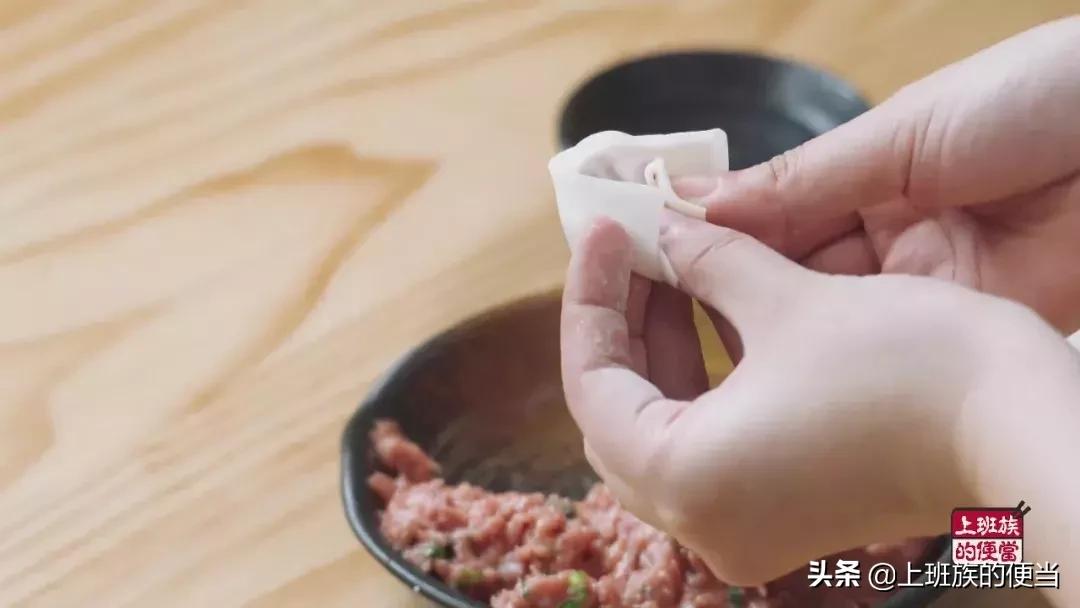 馄饨怎么包才漂亮而且要简单的,馄饨别煮着吃了教你个特色吃法