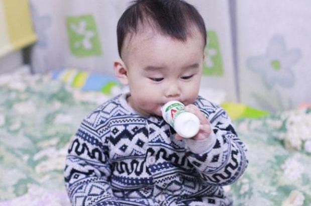 小男孩打退烧针两针,两岁男孩打完预防脑炎针发烧