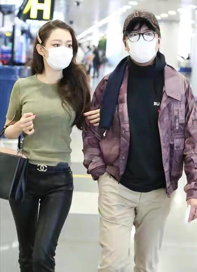 吉娜穿运动衣搭红色包,吉娜一字肩配什么衣服