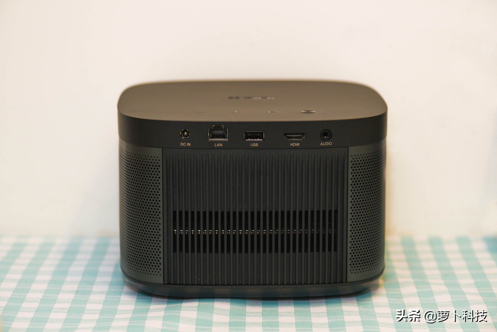 家用投影评测大眼橙,极米z8x用什么投影幕布比较好