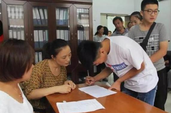 “我买了一双200元耐克鞋”,失去助学金,贫困生不配有好生活?