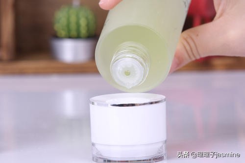 用护肤品总是出现搓泥现象,原因是护肤品质量太差吗?