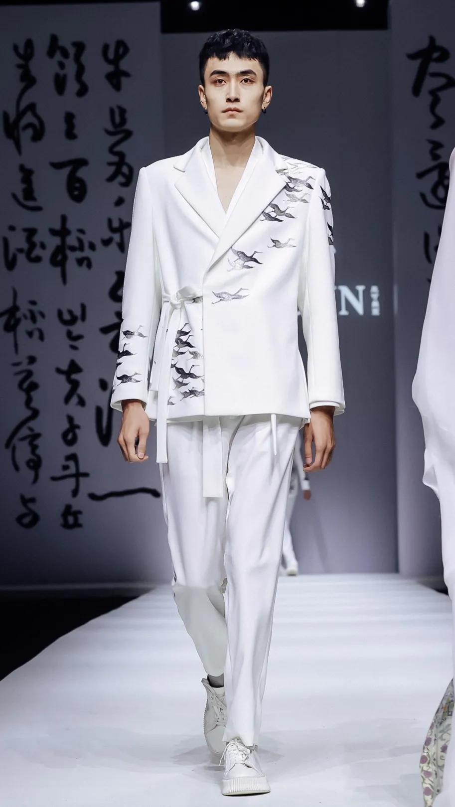 2021秋冬女装款式流行趋势,2018秋冬趋势报告巴黎时装周