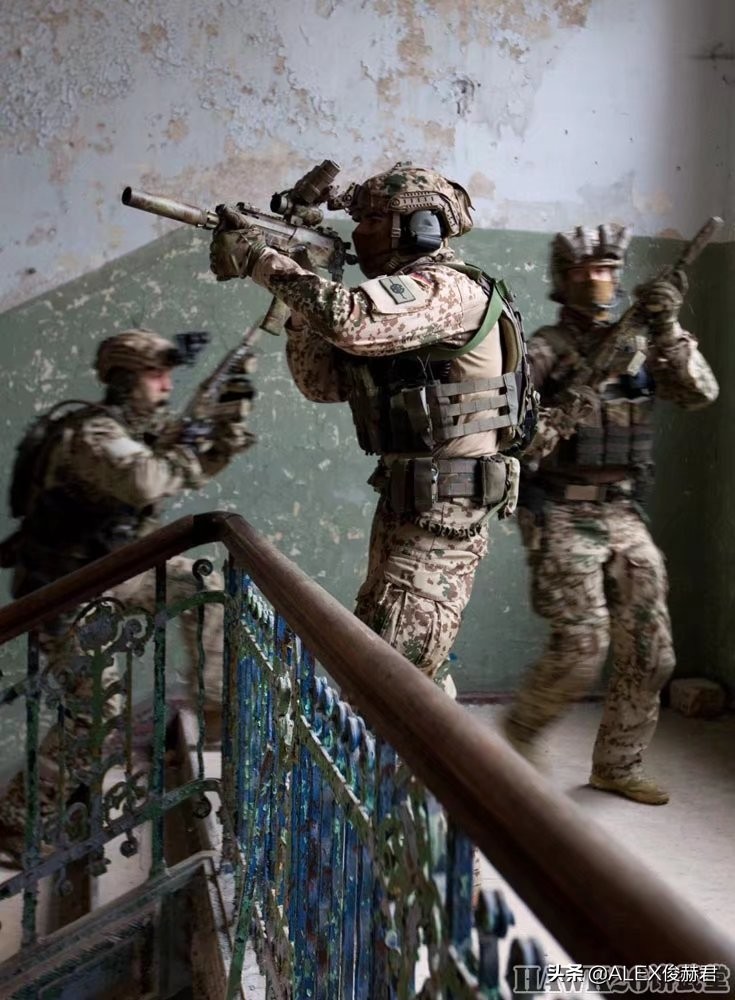 火力凶猛的冲锋枪：为何现代*队军**步兵班不再用，因为“天生”弱点