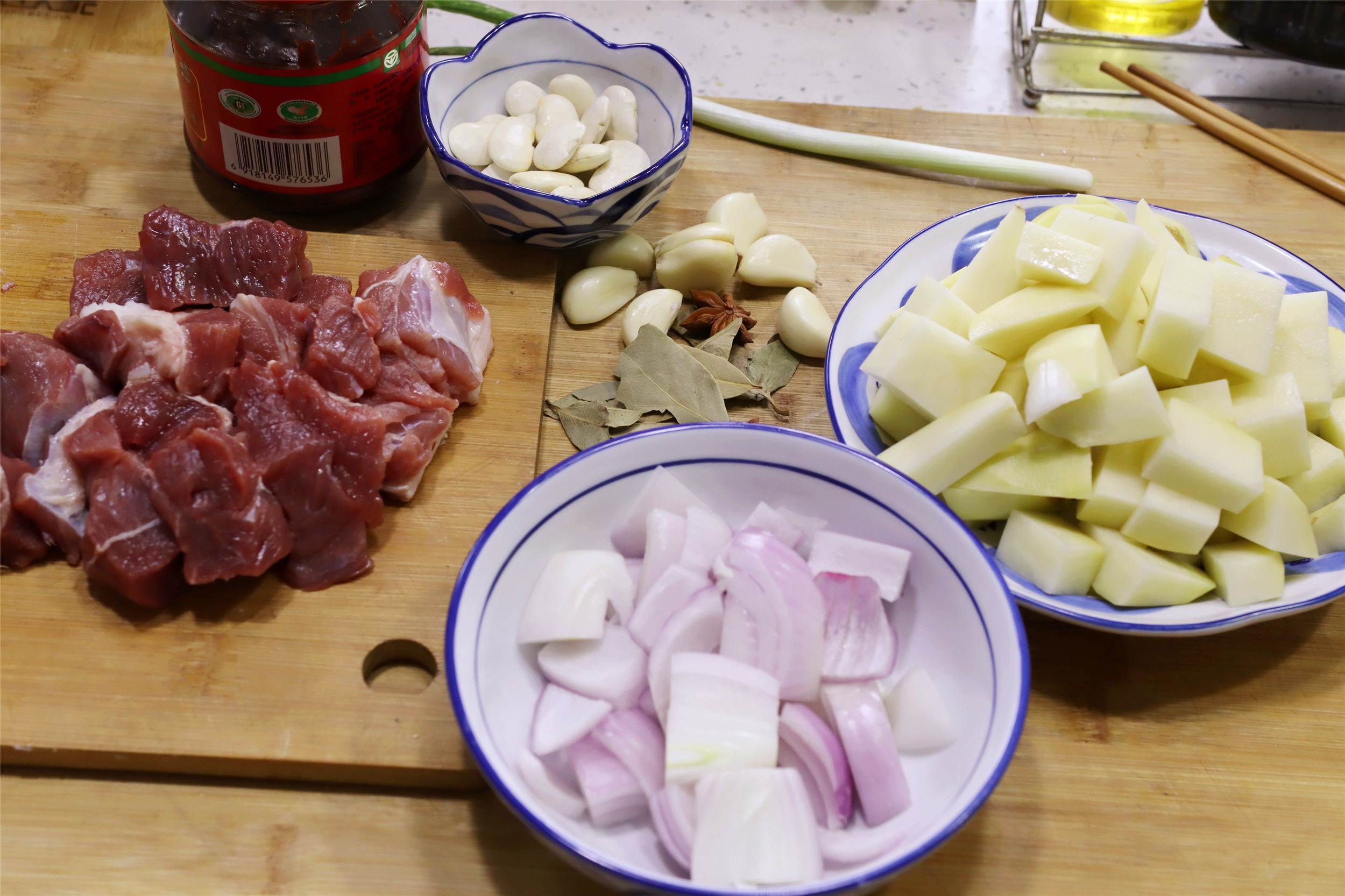 做牛肉炖土豆怎么个配料法,土豆炖牛肉是用牛腩还是牛肉