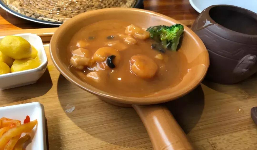 魔都惊现「2层楼小香港」,卖“蹦迪海鲜”!花胶鸡、6头鲍免费送