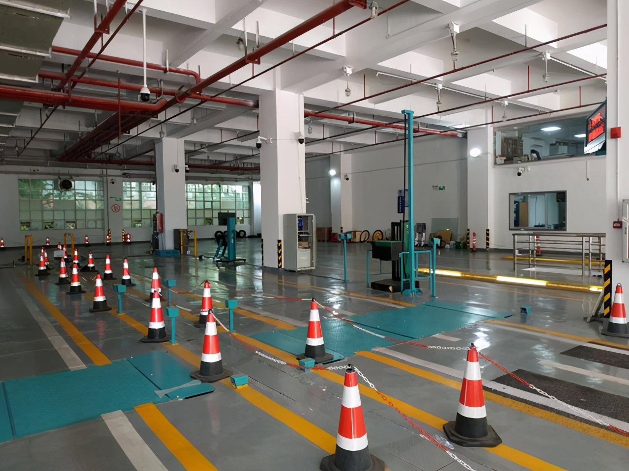 人在外地车子年检过期了怎么办,车子年检过期被交警抓到会怎么样