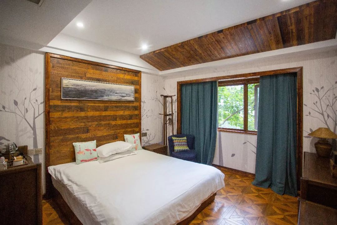 十大悬崖玻璃栈道景点,有瀑布有山还有玻璃栈道的景区