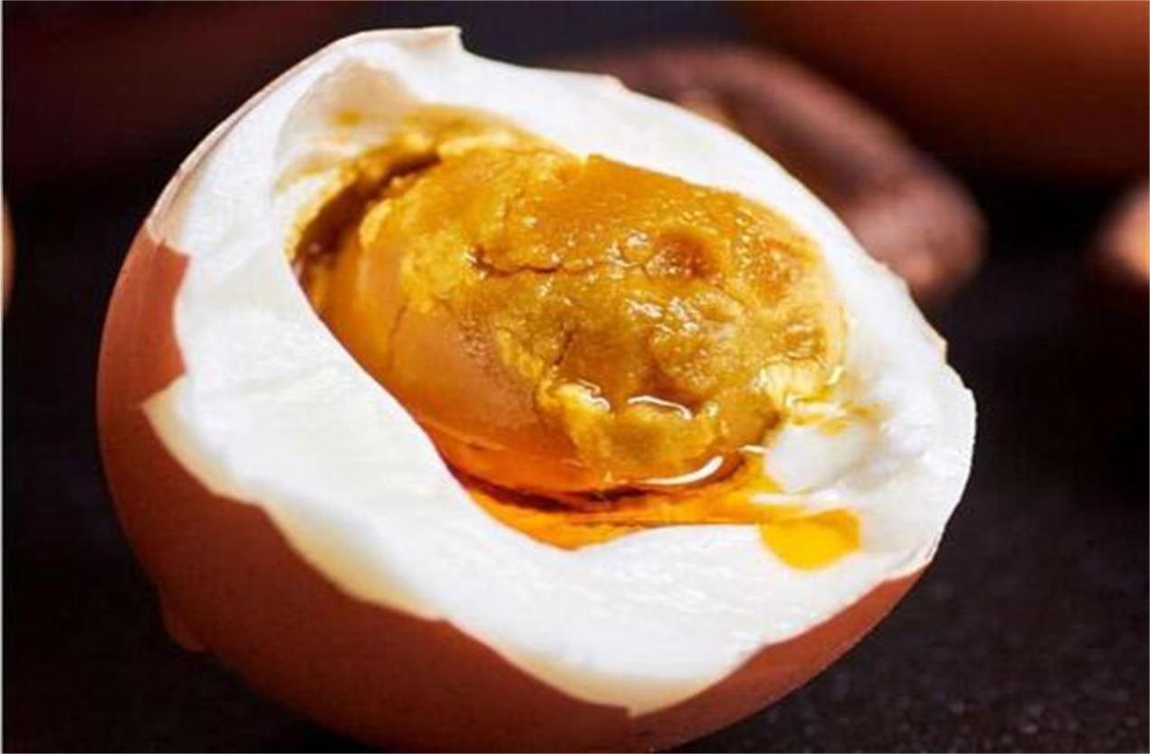 腌鸡蛋时，只会加盐就错了，多加这3步，个个流油又起沙