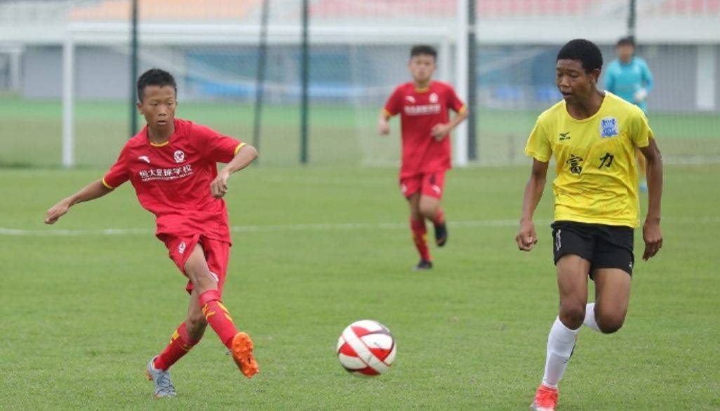 孩子去全国各地踢足球的好处,孩子在中国踢球有出路吗