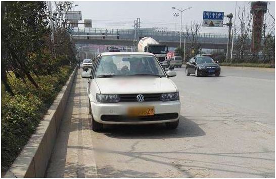 科三靠边停车时右道有车怎么停,科三靠边停车有车位线