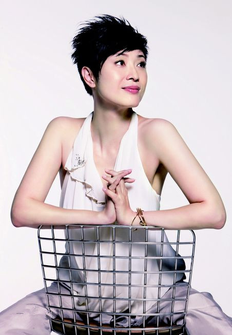 陈法蓉的短发既有帅气也有女人味,陈法蓉以前的短发是多少年前的