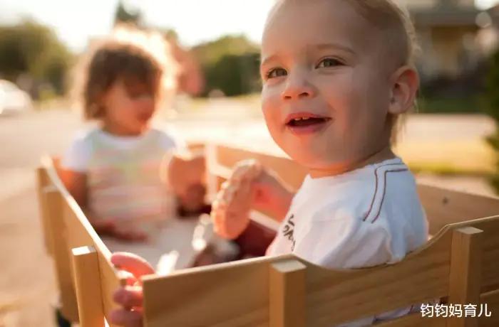 宝宝爱哭闹有什么土方法,幼儿园新生入园哭闹老师哄娃技巧