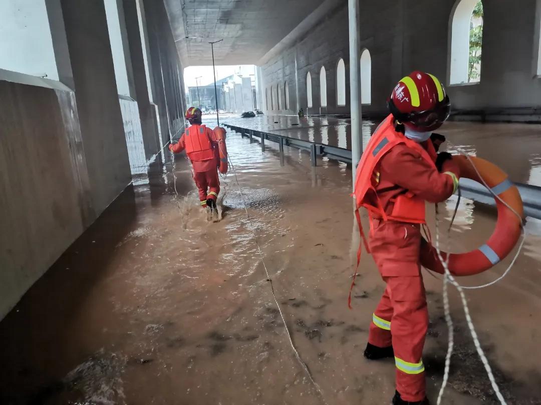 深圳暴雨致多人被困消防紧急救援,深圳暴雨引发洪水浸死车内司机