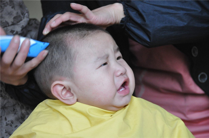 孩子对剪发很恐惧症怎么办?家长别着急,正确引导才是关键