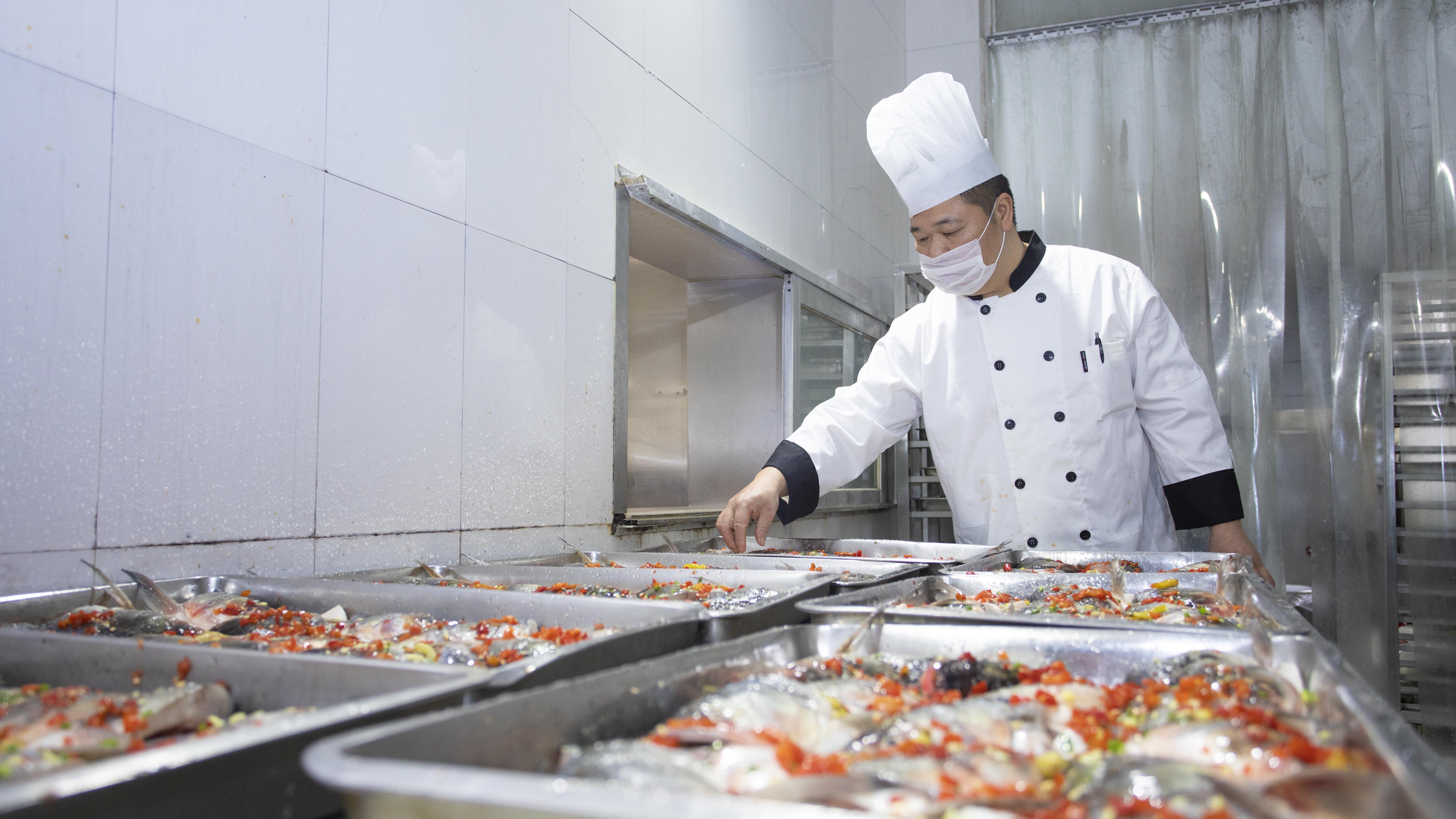 立足本职，尽心尽责——访中天海缆食堂厨师长徐华