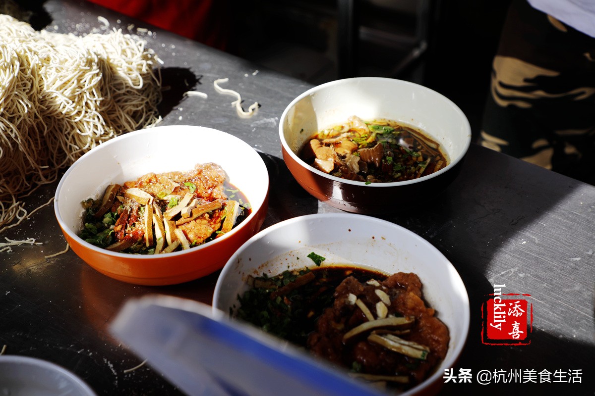 镇江美食三茅宫地锅鸡,镇江美食推荐锅盖面