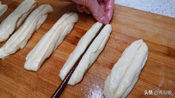 不用酵母不放泡打粉做油条的做法,不用酵母的油条做法