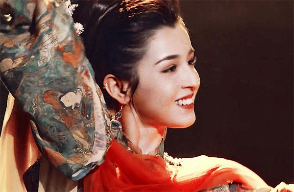 哈尼克孜是“敦煌仙子”吧!汉服扮相太惊艳,一颦一笑让人陶醉