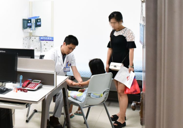 做手术让患者说话,手术后医生让患者少说话