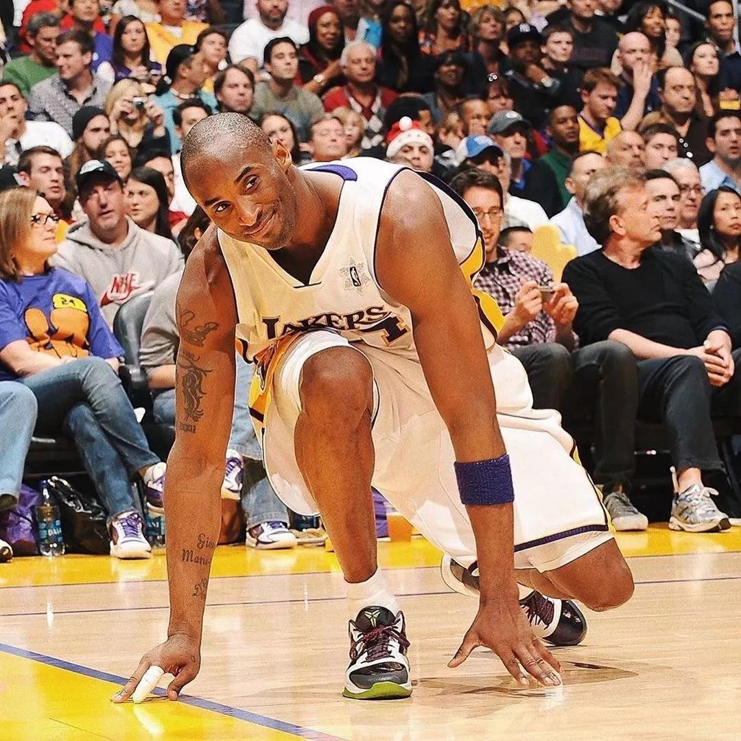 科比生涯最高分穿什么鞋,科比五名人堂配色nba上脚