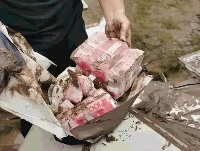 回家的路上看到这么多钱,背包都装不下啊,现在该怎么办