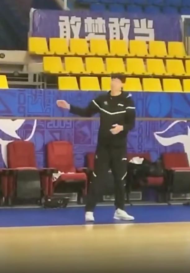 周琦健身房训练被质疑,周琦认真训练会怎样