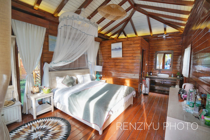 一群年轻人到三亚，摆pose，拍照