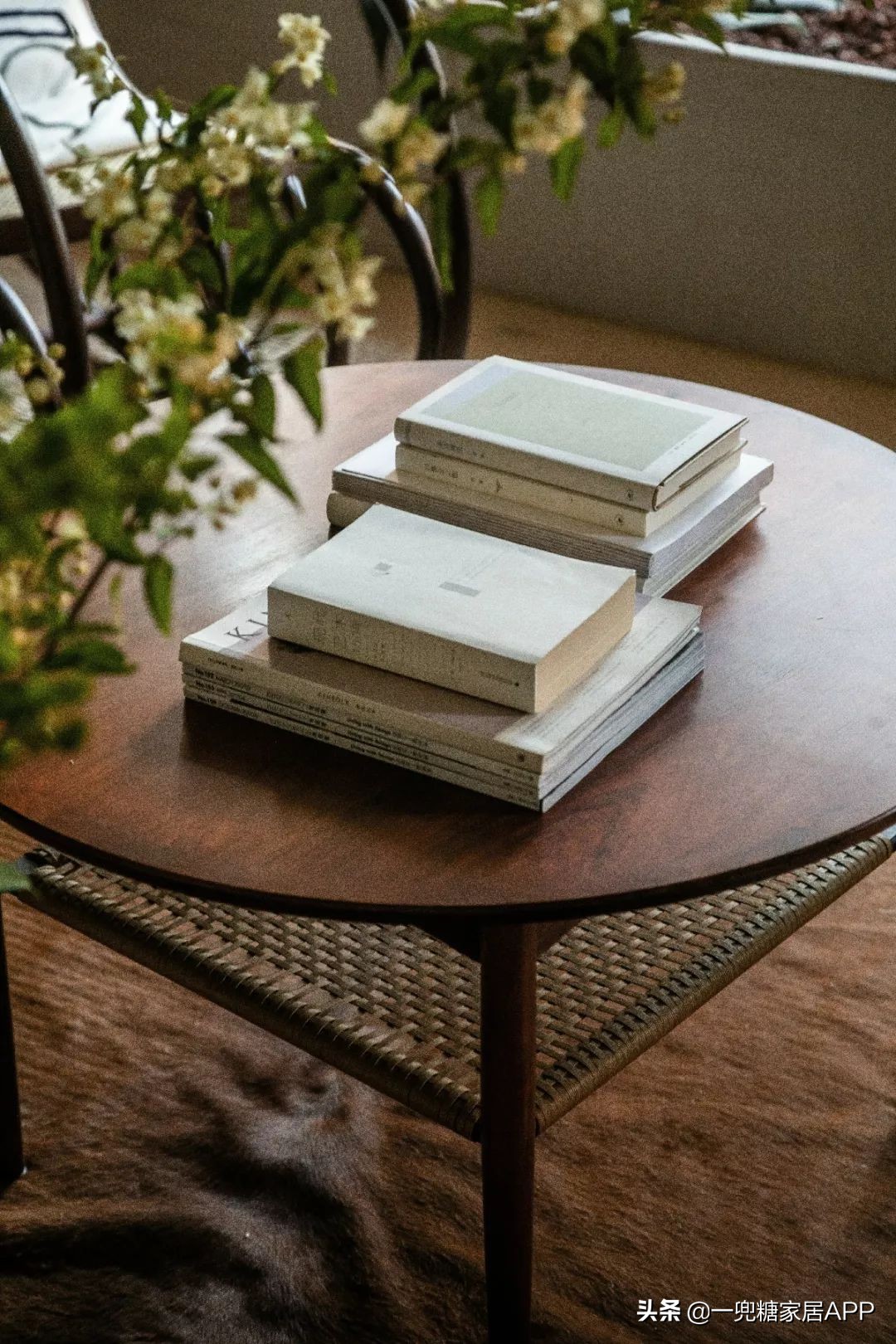 黑色直纹橱柜装修效果图,入门玄关橱柜效果图