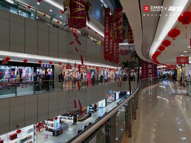 挖孔屏好用吗，相机自带8倍镜，能玩英雄联盟：荣耀V20体验