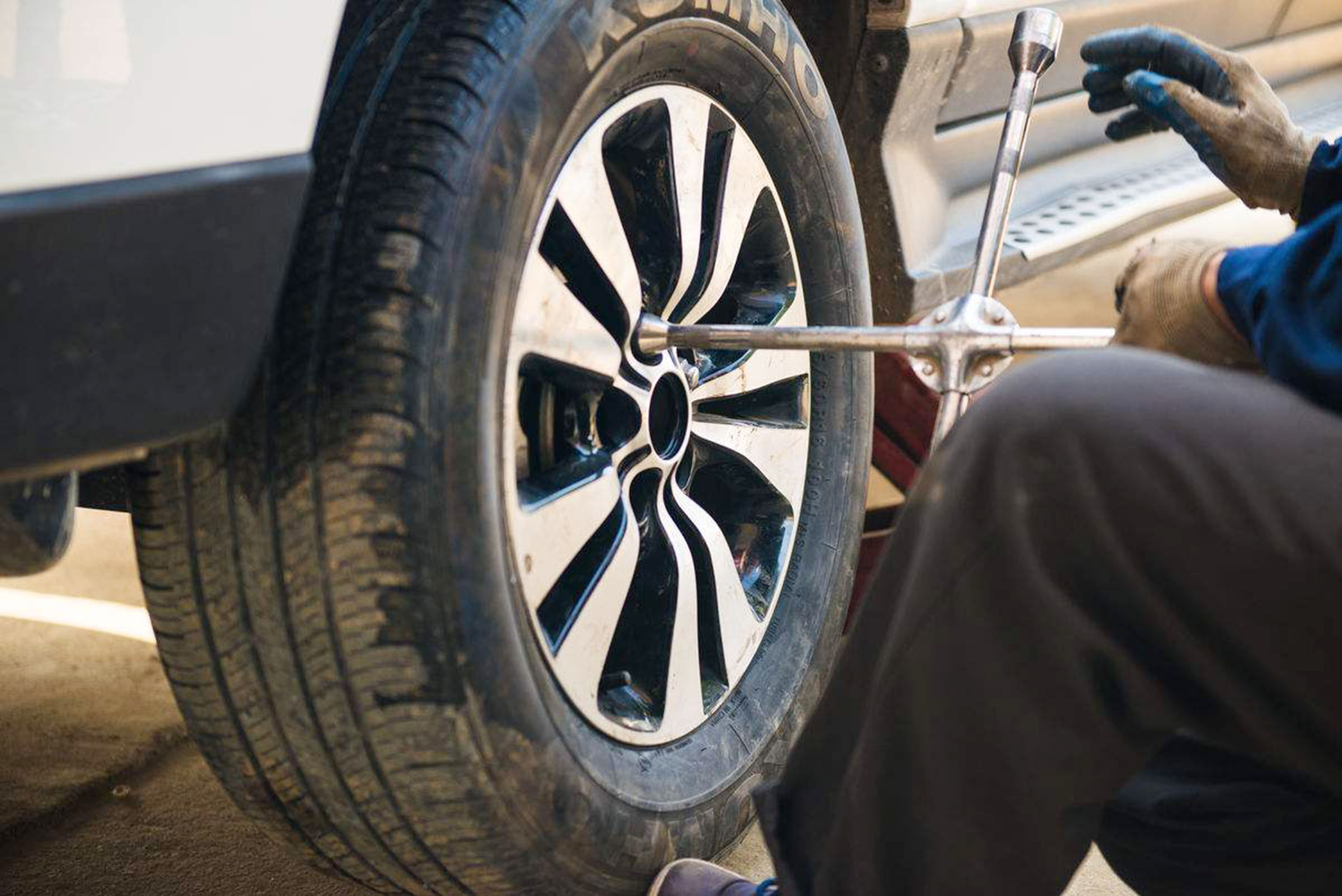 车轮胎被恶意锁住怎么办,汽车轮胎被上锁