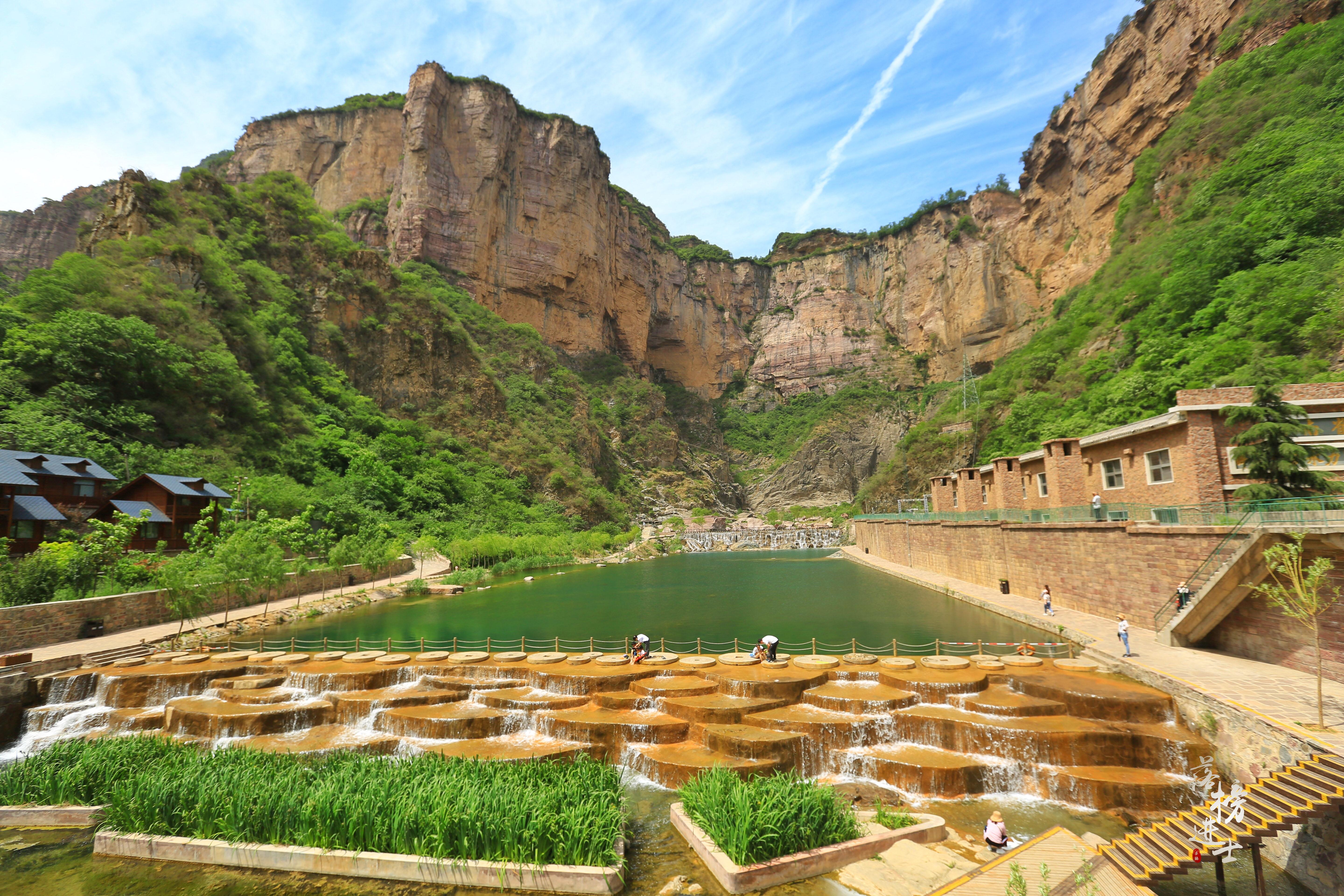 河南有个景区穿过山洞里面有瀑布,河南这个景区名字土得掉渣