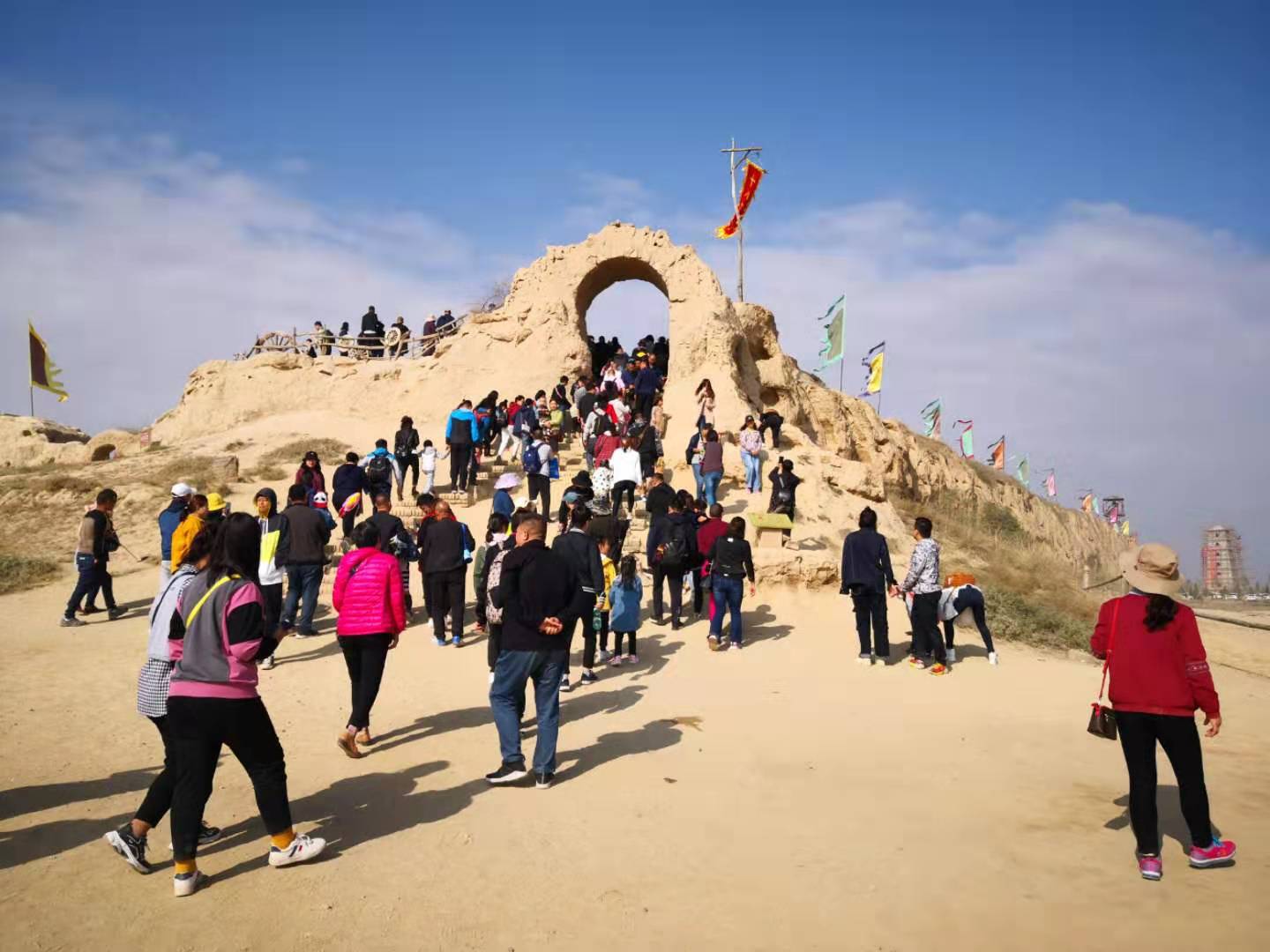 荒凉的古堡里藏着一个女人,荒凉的古堡中有人反弹着琵琶