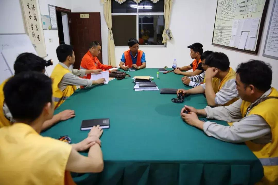 大半夜的“睁一只眼闭一只眼”，这些人在干嘛？