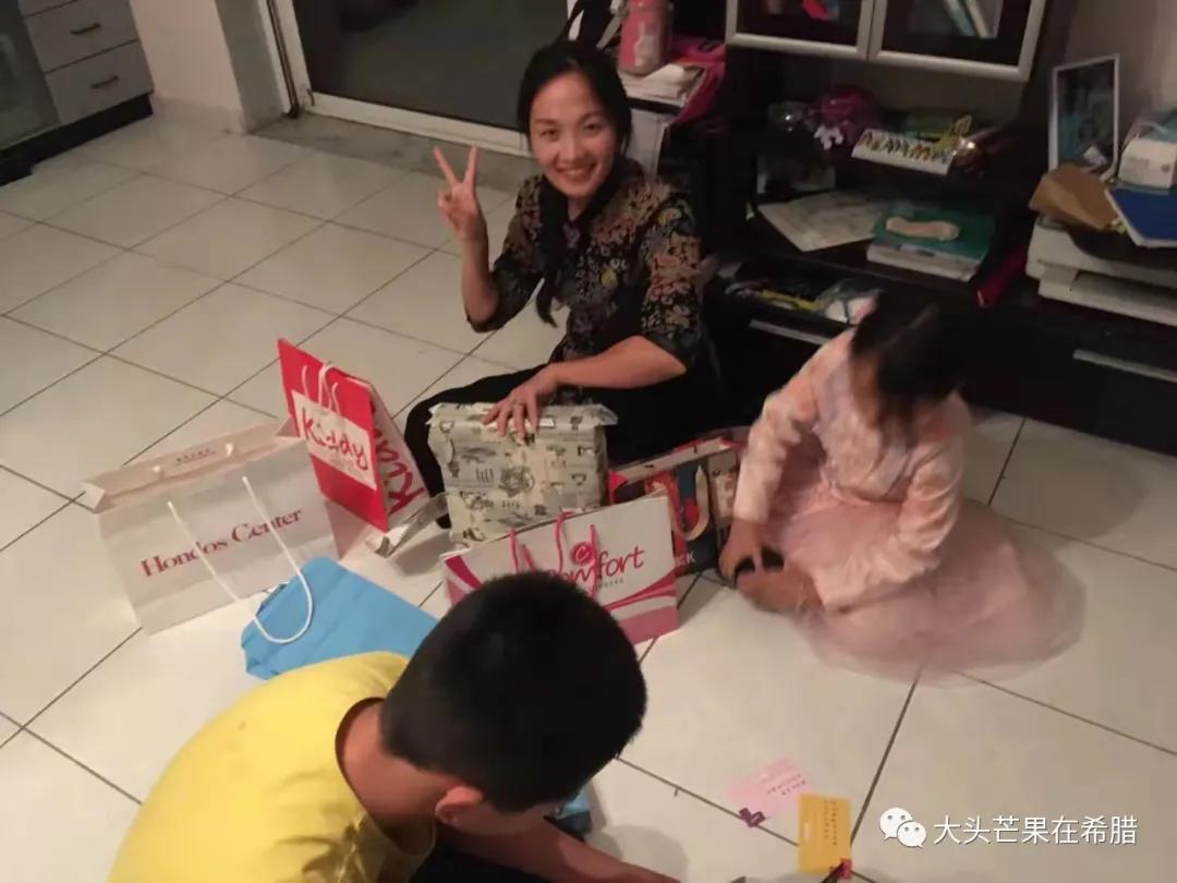 儿子的生日派对，一群男孩玩playstation